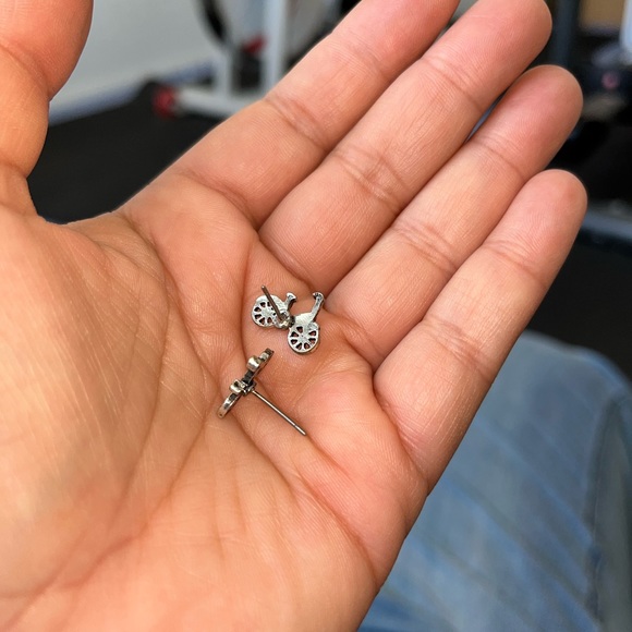 Silver tone bike 🚲 earrings studs - Picture 5 of 6